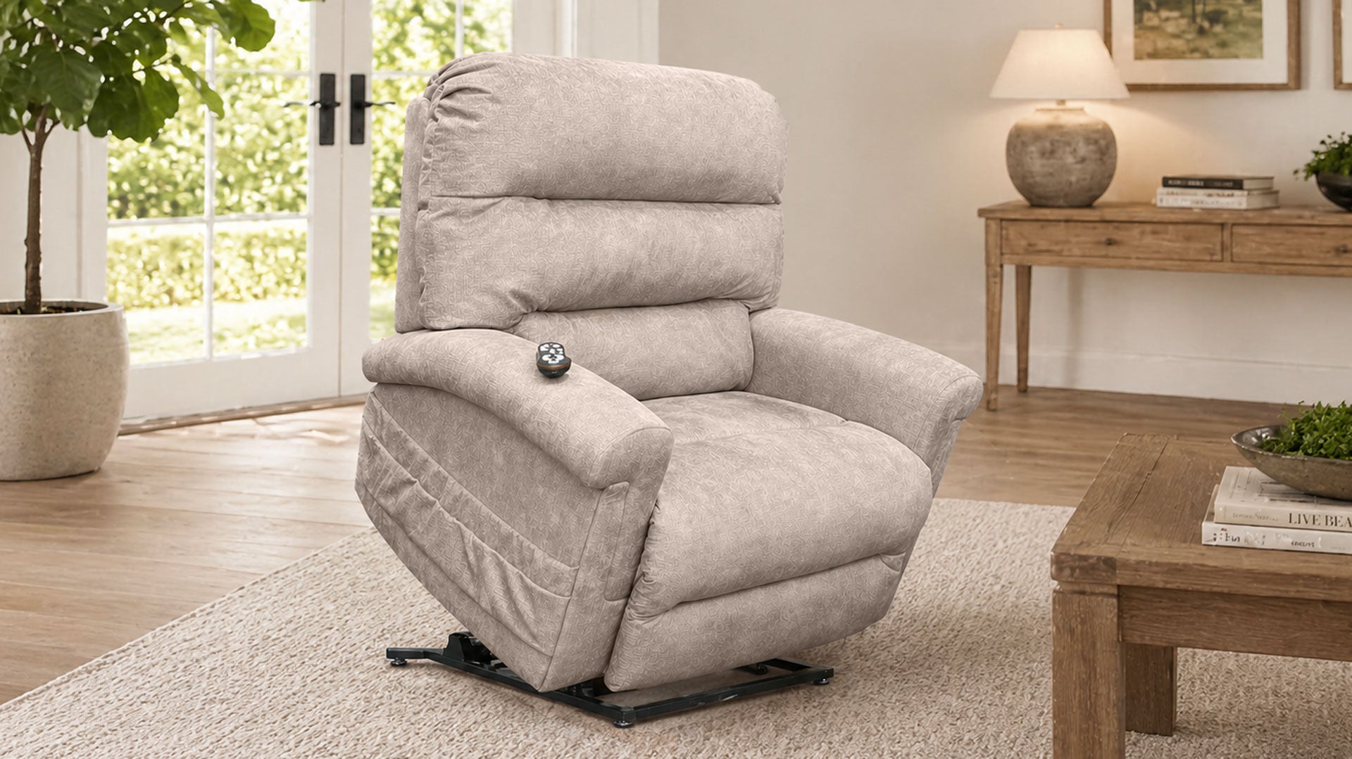 Sillón reclinable de color beige en un salón, con una mesa de madera y una lámpara al fondo.
