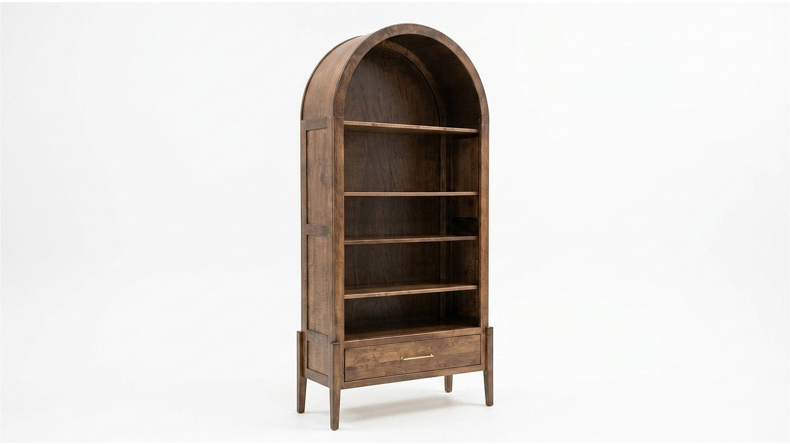 Una estantería alta de madera con forma arqueada, con cuatro estantes abiertos y un único cajón en la parte inferior, que se muestra sobre un fondo blanco liso.
