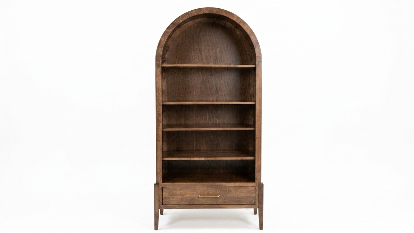 Una estantería alta de madera con forma arqueada, con cuatro estantes abiertos y un único cajón en la parte inferior, que se muestra sobre un fondo blanco liso.