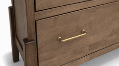 Cómoda de madera con tirador dorado sobre fondo blanco.