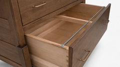 Cómoda de madera con cajón abierto sobre fondo blanco