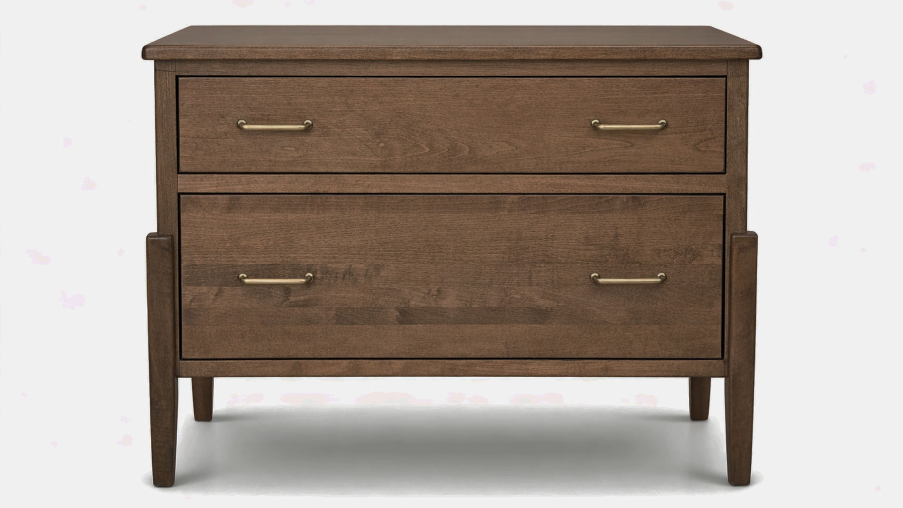 Cómoda de madera con dos cajones sobre fondo blanco.