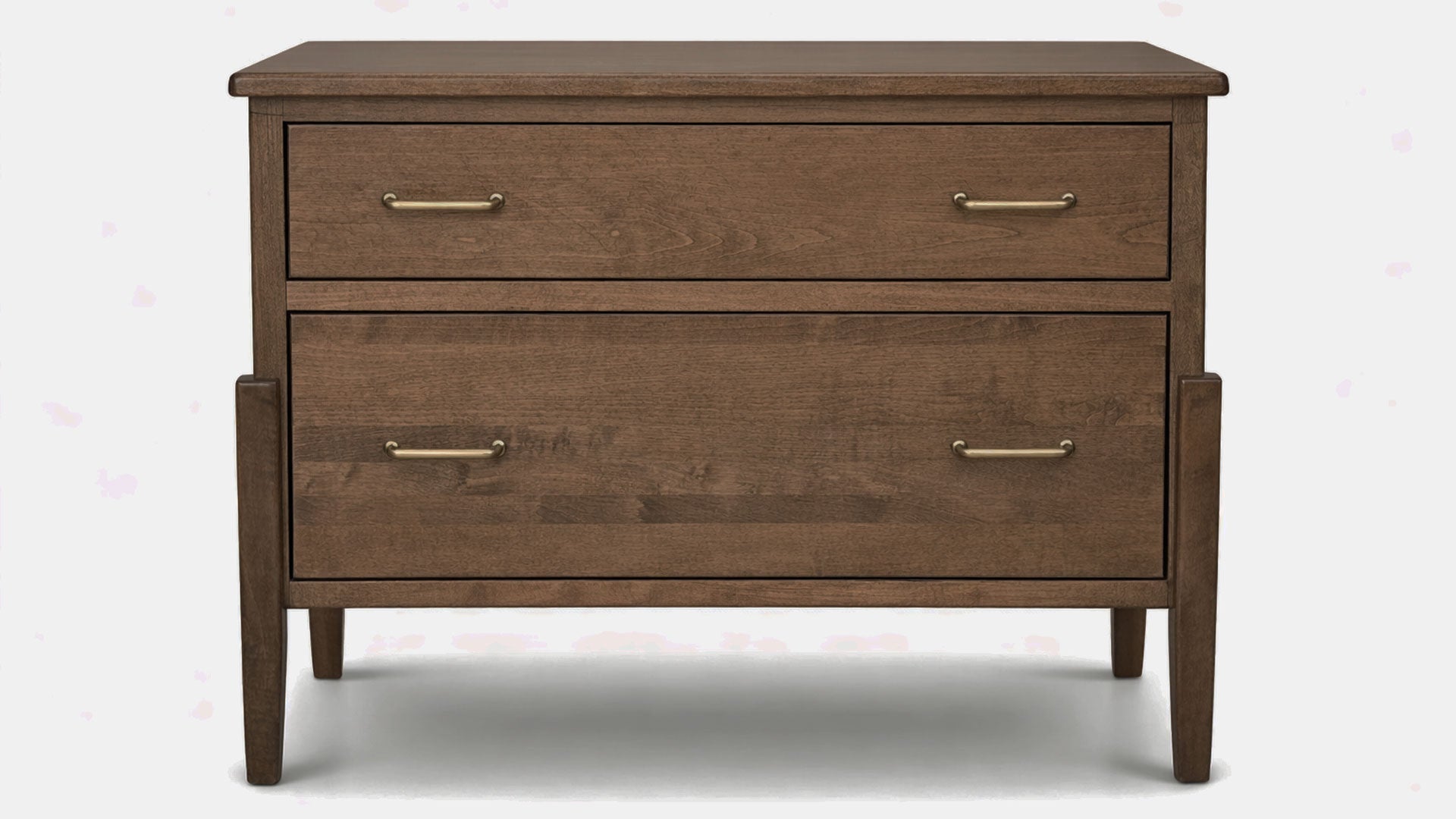 Cómoda de madera con dos cajones sobre fondo blanco.