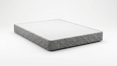 Un colchón rectangular mostrado en ángulo sobre un fondo oscuro con degradado, con la superficie superior blanca y un lateral gris texturizado con un motivo geométrico.