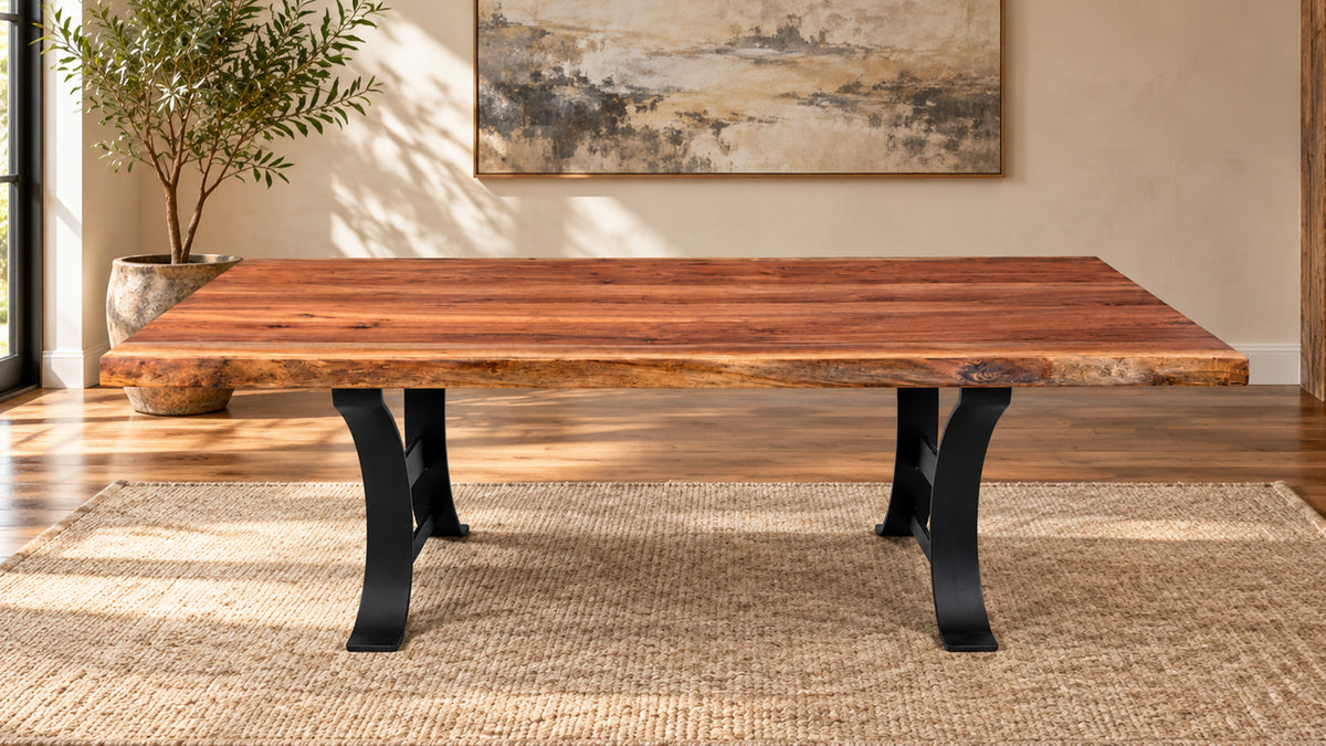 Mesa de comedor de madera maciza con bordes naturales y base metálica