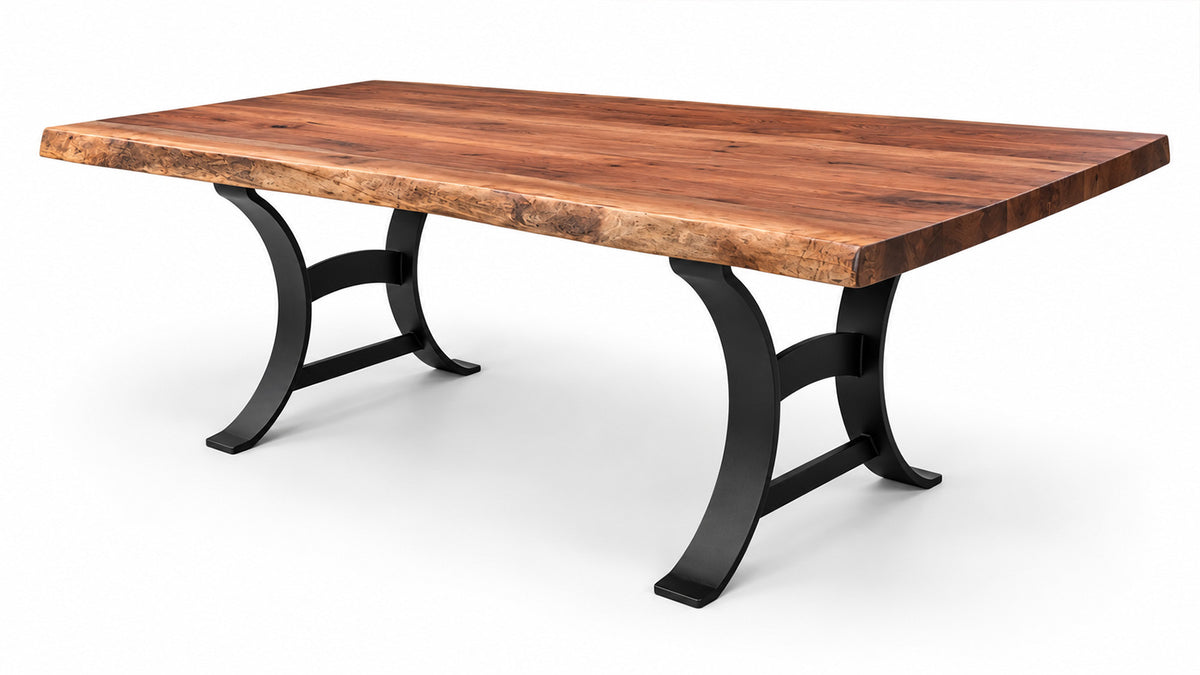 Mesa de comedor de madera maciza con bordes naturales y base metálica