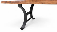 Mesa de comedor de madera maciza con bordes naturales y base metálica