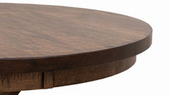 Primer plano de una mesa redonda de madera con acabado marrón oscuro sobre fondo blanco.