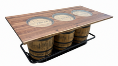 Mesa alta de bar con tablero de nogal negro con bordes naturales y tres barriles de whisky de Texas de 99 pulgadas.