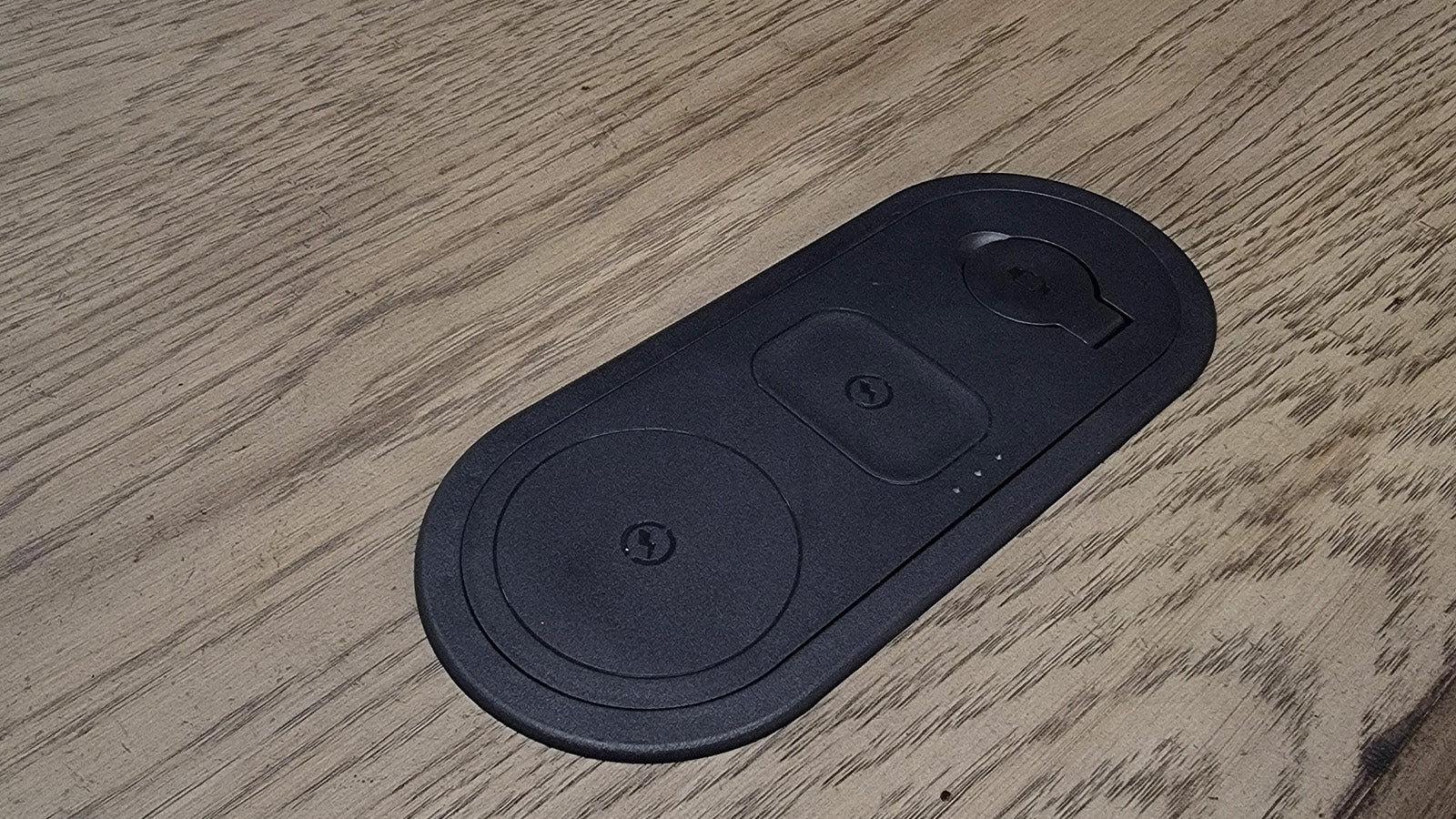 Mesita de noche de estilo rústico moderno de Montclair con 2 cajones y compartimento para dispositivos electrónicos