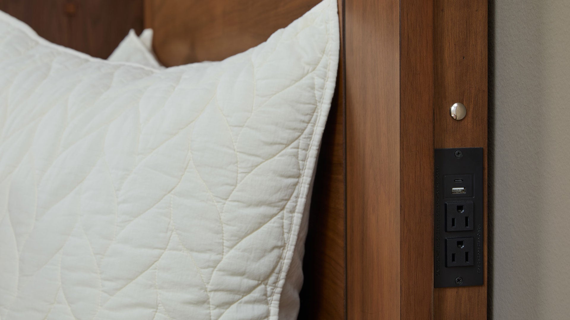 Taliesin King Panel Bed |Gallery Furniture