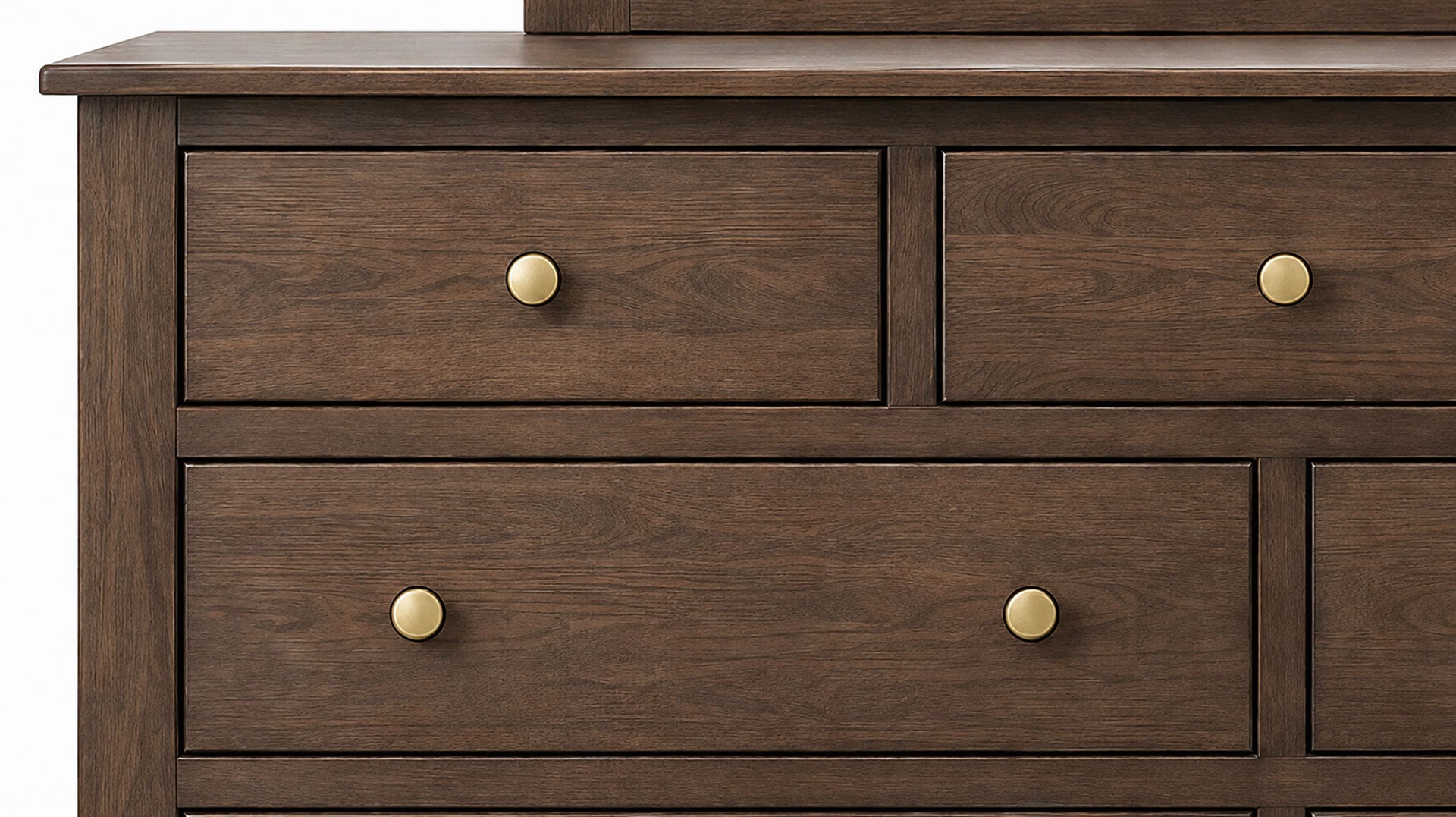 Cómoda de madera con cuatro cajones y pomos de latón sobre fondo blanco