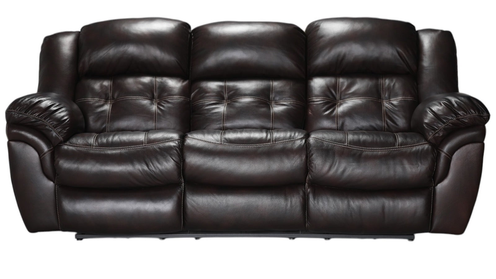 Sofá reclinable eléctrico de cuero marrón oscuro con una textura aterciopelada y un respaldo de tres cojines.