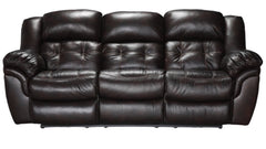 Sofá reclinable eléctrico de cuero marrón oscuro con una textura aterciopelada y un respaldo de tres cojines.