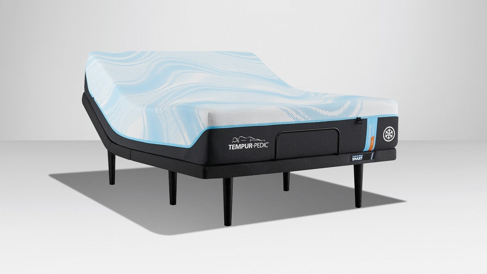 "Colchón TEMPUR-LuxeBreeze 2.0 Firme sobre una base ajustable". "Vista detallada del Colchón Firme TEMPUR-LuxeBreeze 2.0 mostrando los materiales de primera calidad y la tecnología de refrigeración"