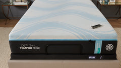 "Vista superior del Colchón Híbrido TEMPUR-ProBreeze 2.0 Medium mostrando el Sistema de Doble Funda SmartClimate® para un confort refrescante"