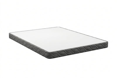Un azulejo o losa rectangular de color blanco con un borde gris texturizado y estampado, que aparece flotando sobre un fondo negro liso.