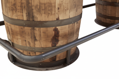 Detalle en primer plano del reposapiés metálico y la estructura del barril de whisky.