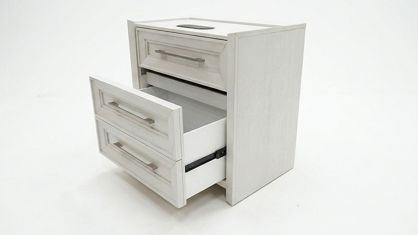 Cómoda de madera blanca con un cajón abierto sobre un fondo blanco