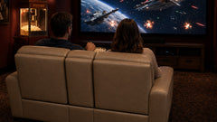 Dos personas sentadas en un sofá viendo una película de ciencia ficción con naves espaciales en la pantalla.