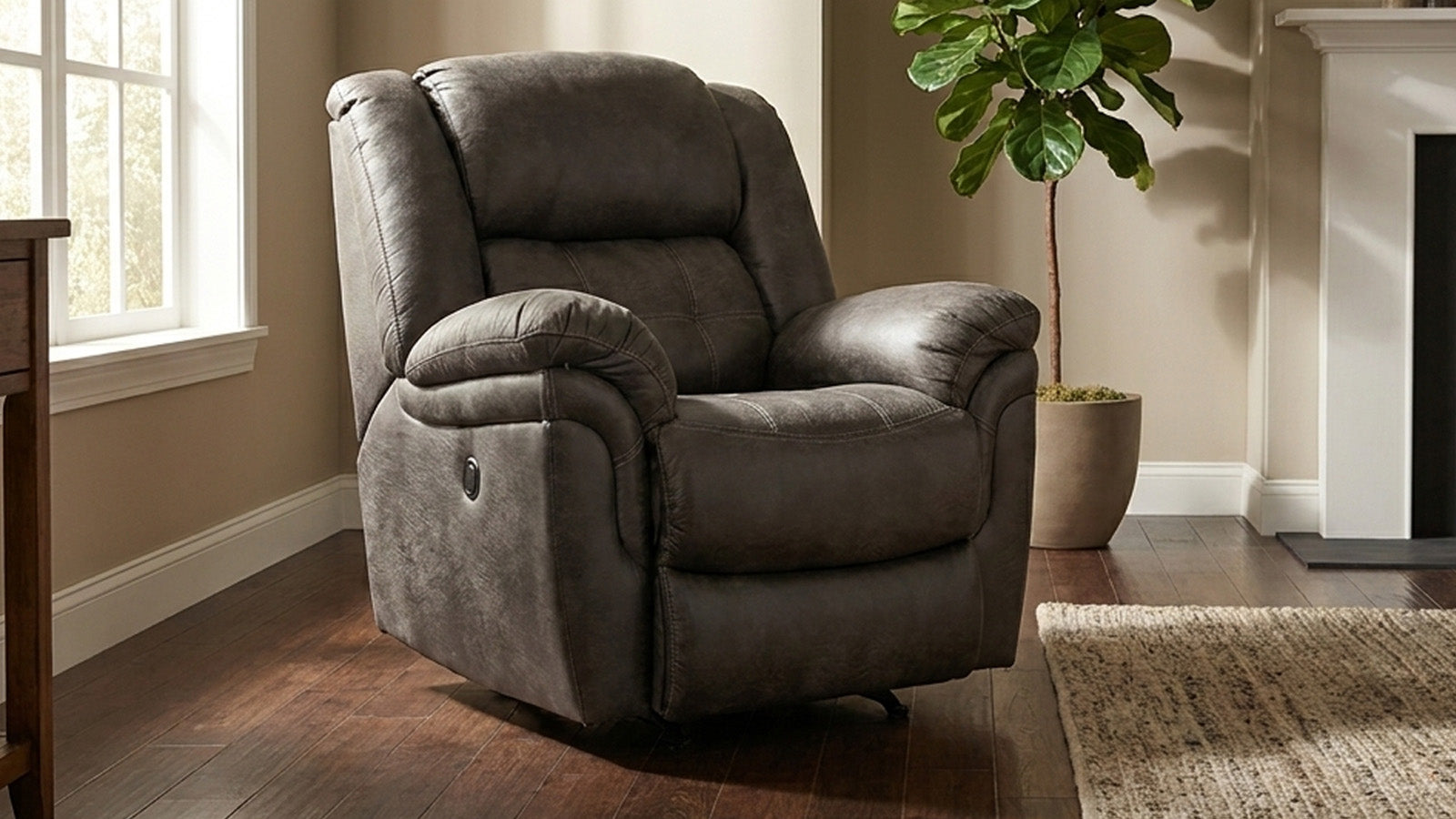 Sillón reclinable gris en un salón con una planta y una chimenea.