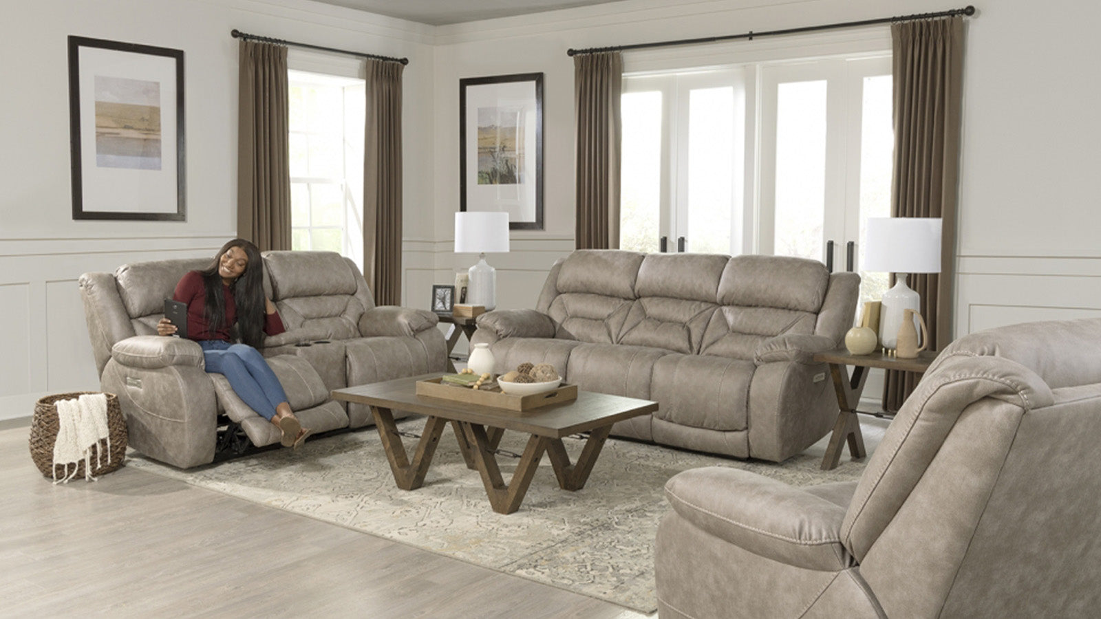 Skywalker P3 Power Reclining Loveseat w/Console