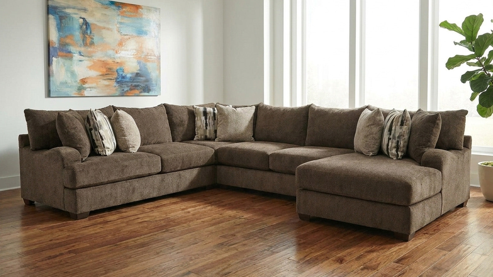 Sofá modular marrón con cojines estampados en un salón.